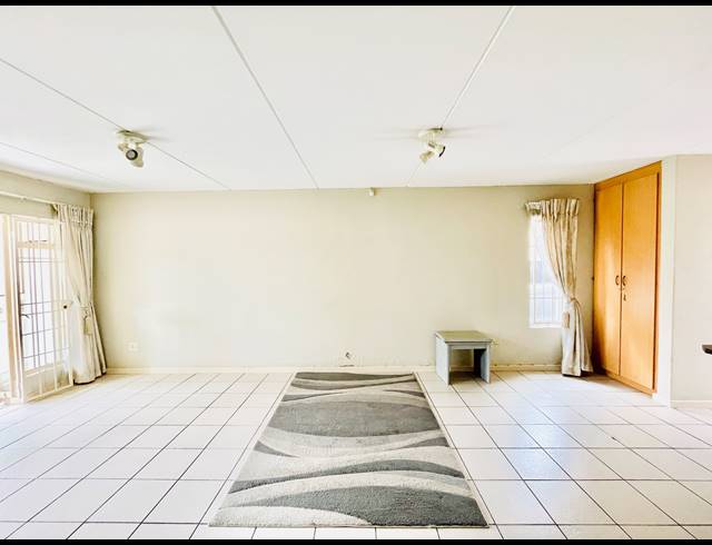 2 BEDROOM APARTMENT RENTED IN SUNNINGHILL